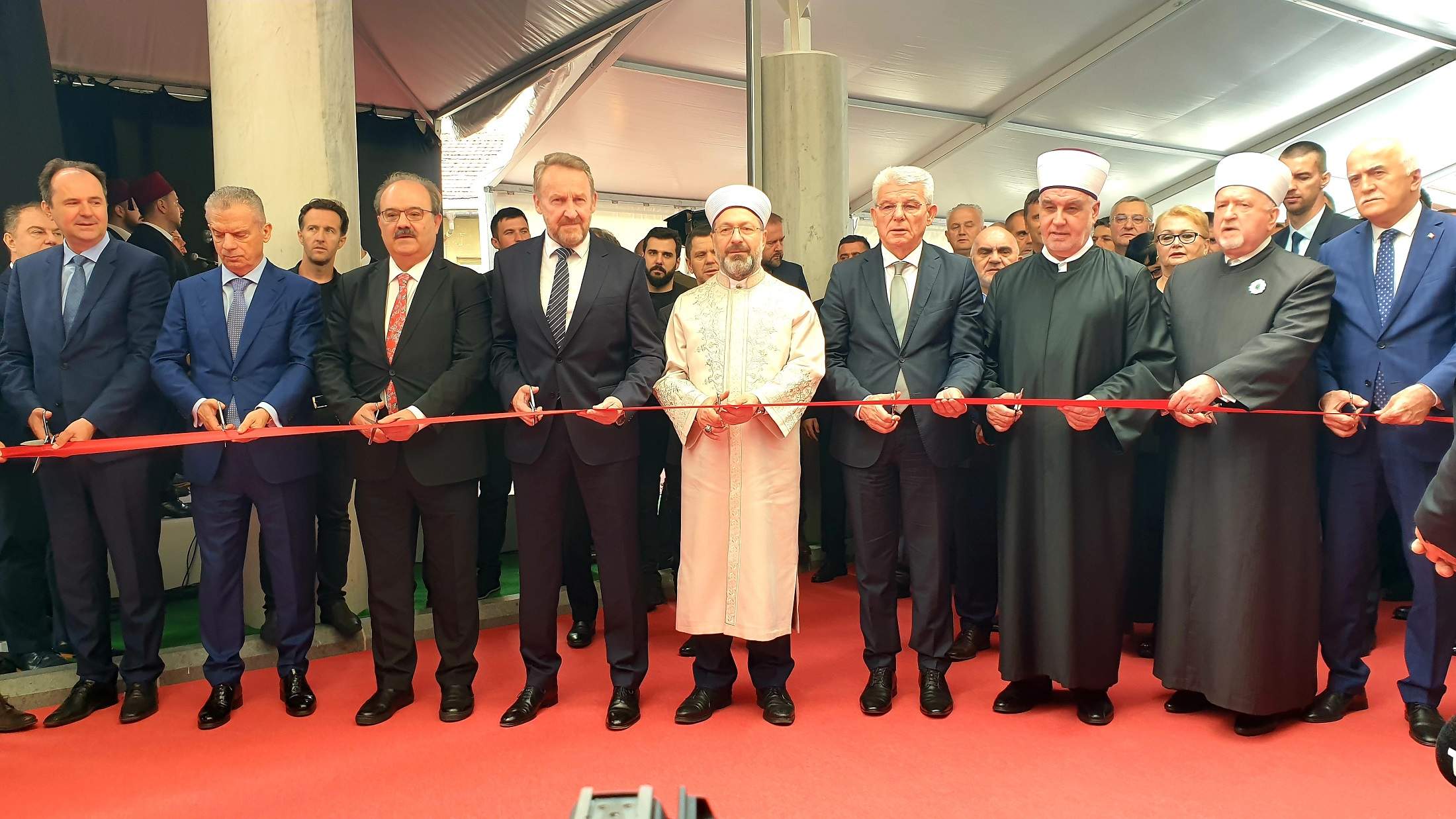 Presijecanje vrpce.jpg - Svečano otvorena Upravna zgrada Rijaseta Islamske zajednice u Sarajevu